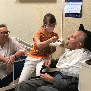 Сеть московских центров для пожилых людей «Опека» официально приняла на работу человека с синдромом Дауна